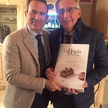 Flavio Nuti consegna 'La Regola degli Chef' a Claudio Sottili, noto conduttore di Radio Montecarlo e grande amico della Regola