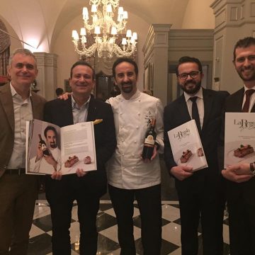 Luca e Flavio Nuti consegnano 'La Regola degli Chef' a Vito Mollica de 'Il Palagio' ristorante del Four Seasons di Firenze