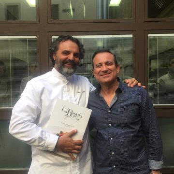 Flavio Nuti aaccolto da Marco Stabile al ristorante 'Ora d'Aria'