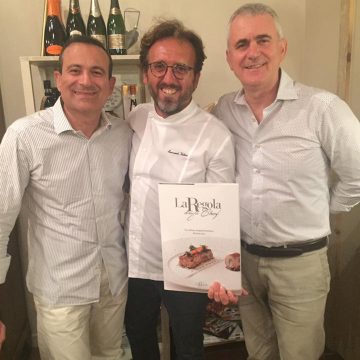 Emanuele Vallini, chef e titolare della 'Taverna La Carabaccia' di Bibbona riceve il libro 'La Regola degli Chef' dai fratelli Nuti