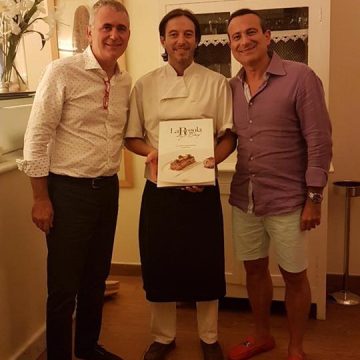 Michele Maltinti, chef del ristorante 'Lo Scolapasta' di Castiglioncello, riceve dai fratelli Nuti il libro nel suo ristorante