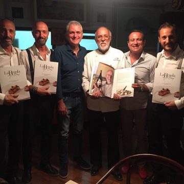 Lo chef Luciano Zazzeri riceve il libro ''La Regola degli Chef'' dai fratelli Nuti a cena presso ''La Pineta'' di Marina di Bibbona