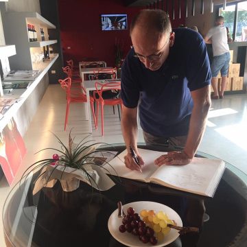 Enrico Letta firma il libro degli ospiti dopo la visita alla cantina